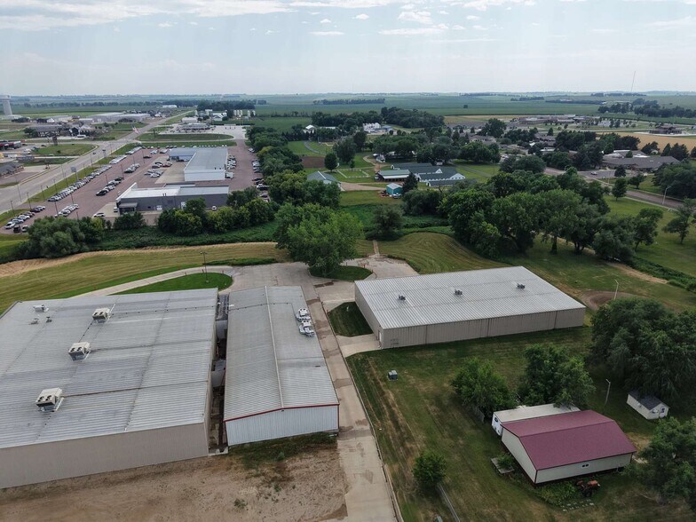 747 S Washington Ave, Madison, SD à louer - Photo de l’immeuble – Image 3 sur 8
