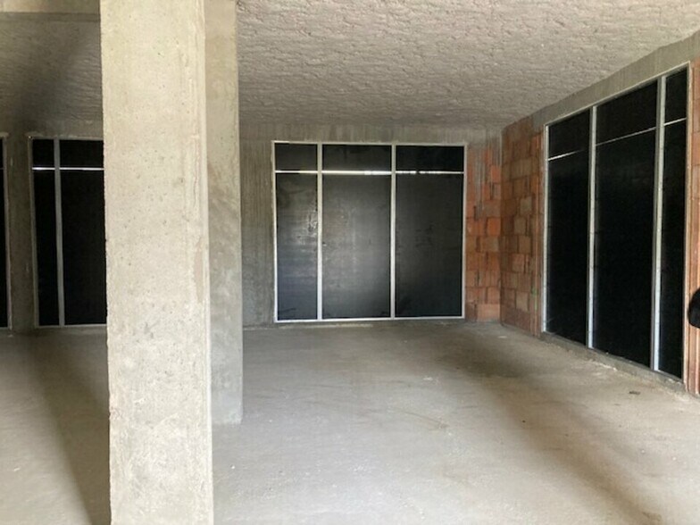 Local commercial dans Freneuse à louer - Photo de la construction – Image 2 sur 9