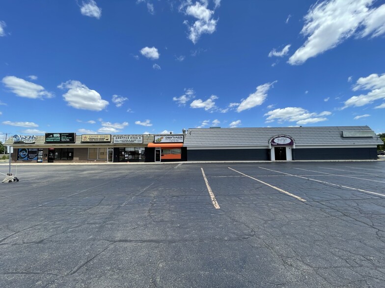 37235-37245 Groesbeck Hwy, Clinton Township, MI à louer - Photo de l’immeuble – Image 3 sur 15
