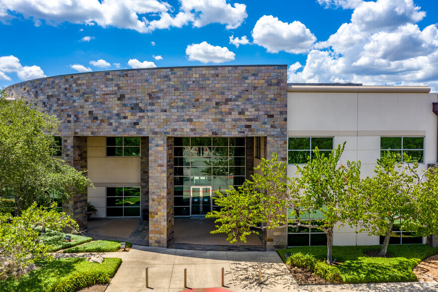211 N Loop 1604 E, San Antonio, TX à louer - Photo de l’immeuble – Image 1 sur 11