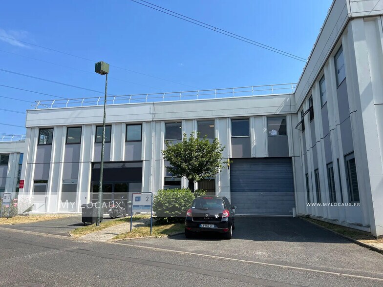 Local d’activités dans Osny à louer - Photo de l’immeuble – Image 1 sur 8