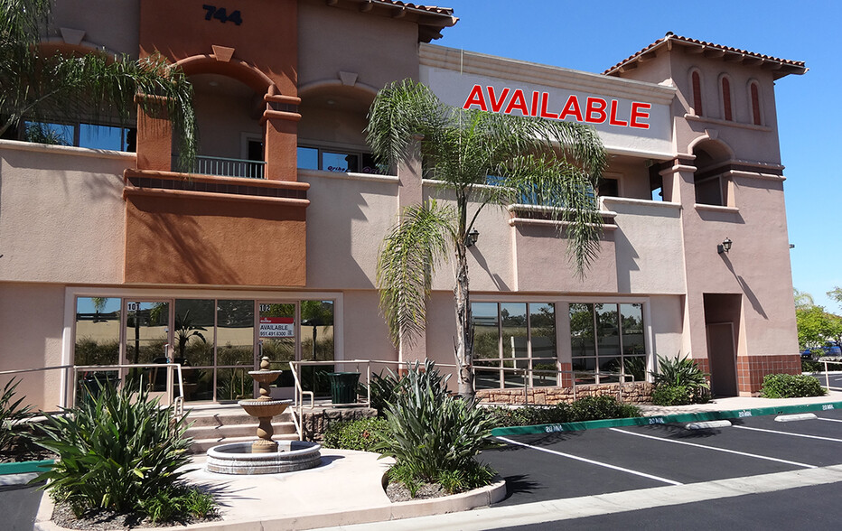 670-696 W San Marcos Blvd, San Marcos, CA à louer - Photo de l’immeuble – Image 1 sur 12