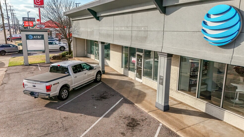 4934-4938 Poplar Ave, Memphis, TN à louer - Photo de l’immeuble – Image 3 sur 12