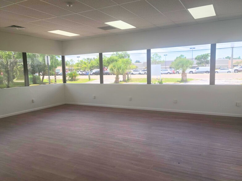 3760 E Bay Dr, Clearwater, FL à louer - Photo de l’immeuble – Image 2 sur 4