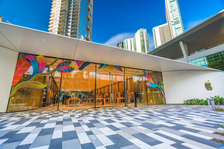 1010 NE 2nd Ave, Miami, FL à louer - Photo de l’immeuble – Image 3 sur 9