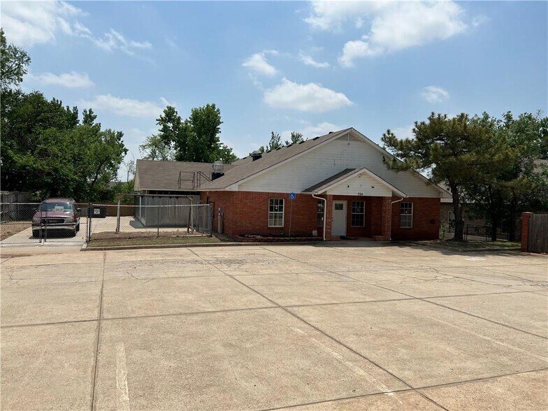 724 W 15th St, Edmond, OK à vendre - Photo de l’immeuble – Image 2 sur 8