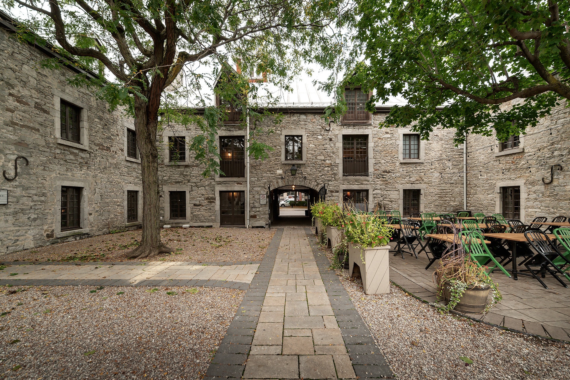 300 Pl D'youville, Montréal, QC à louer Photo de l’immeuble– Image 1 sur 11