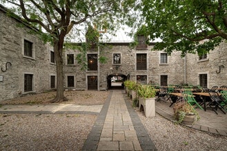 300 Pl D'youville, Montréal, QC à louer Photo de l’immeuble– Image 1 sur 11