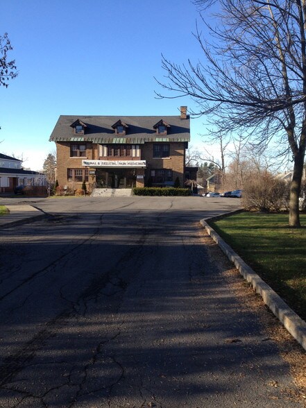 2208 Genesee St, Utica, NY à louer - Photo de l’immeuble – Image 2 sur 3