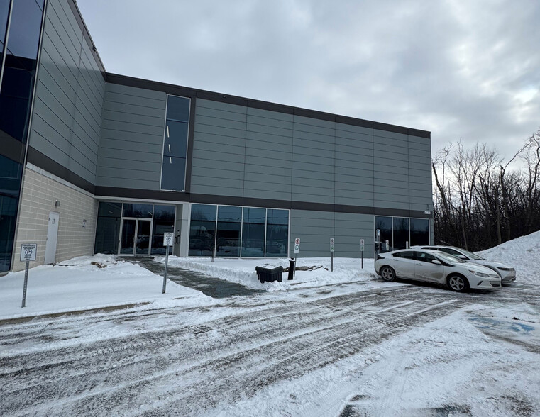 970-980 Pl Paul-Kane, Laval, QC à louer - Photo de l’immeuble – Image 1 sur 1