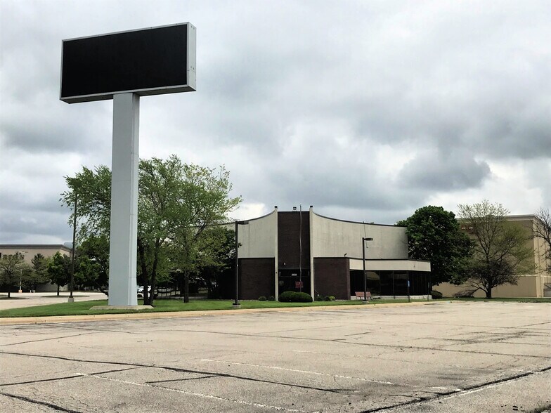 2532 Crossroads Blvd, Waterloo, IA à vendre - Photo de l’immeuble – Image 2 sur 4