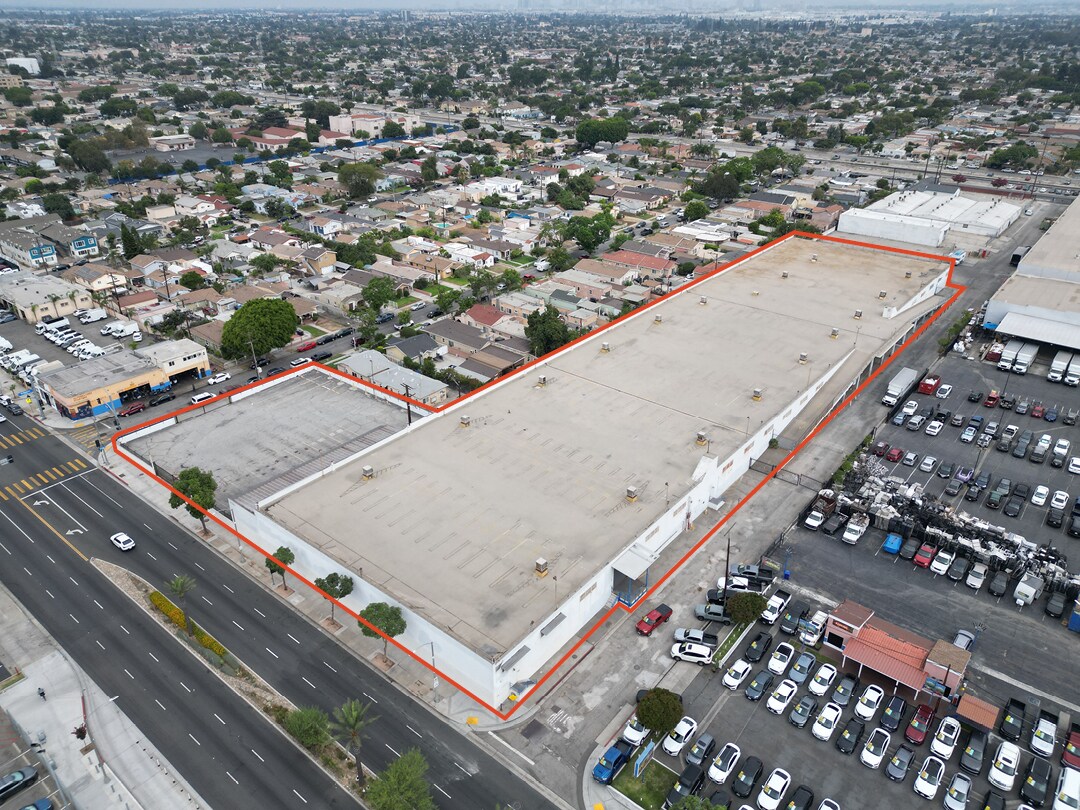 4095 Firestone Blvd, South Gate, CA à louer Photo de l’immeuble– Image 1 sur 9