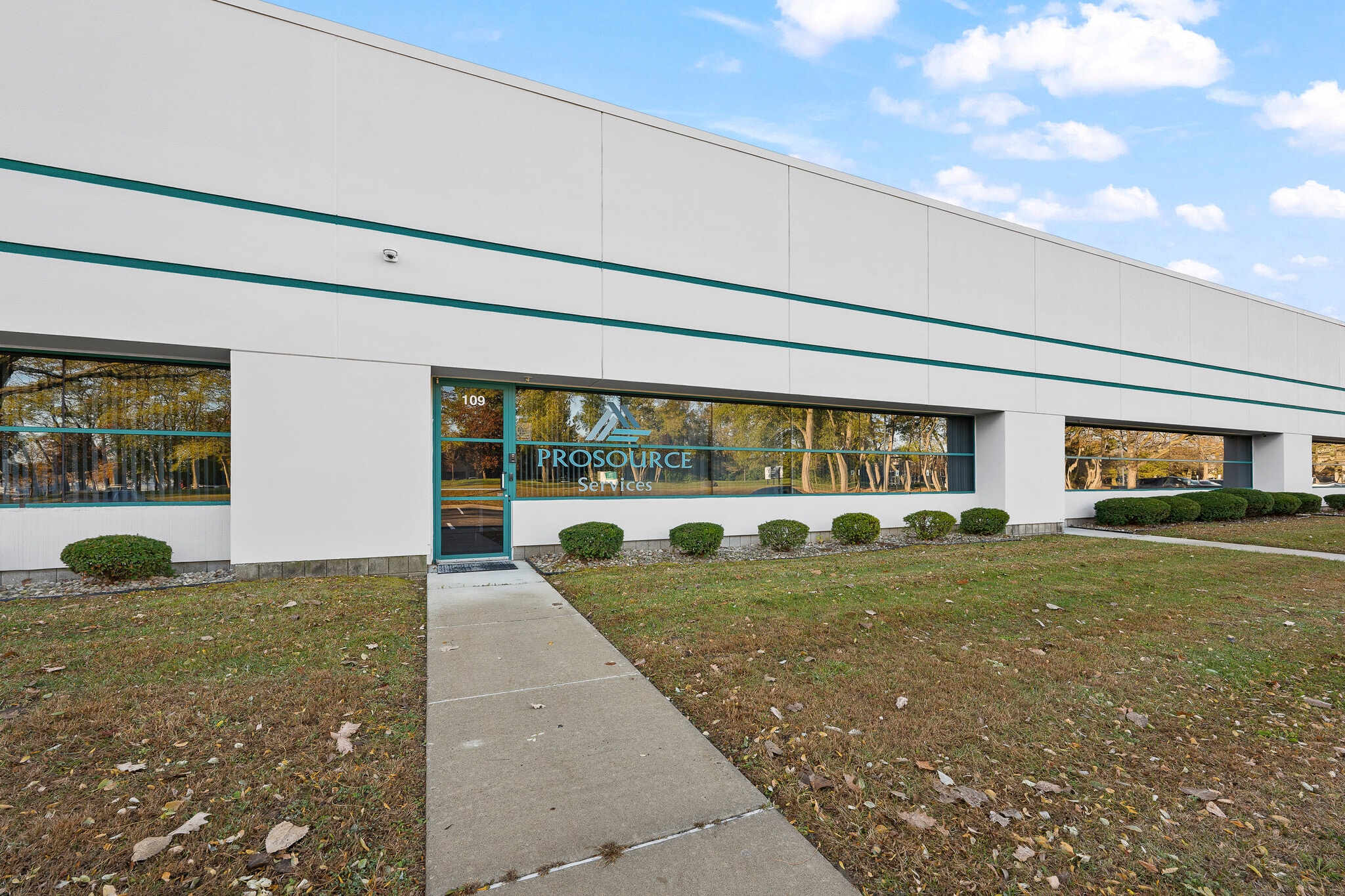 44099 Plymouth Oaks Blvd, Plymouth, MI à louer Photo de l’immeuble– Image 1 sur 1