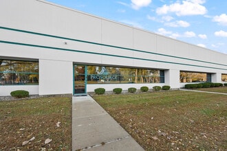 44099 Plymouth Oaks Blvd, Plymouth, MI à louer Photo de l’immeuble– Image 1 sur 1