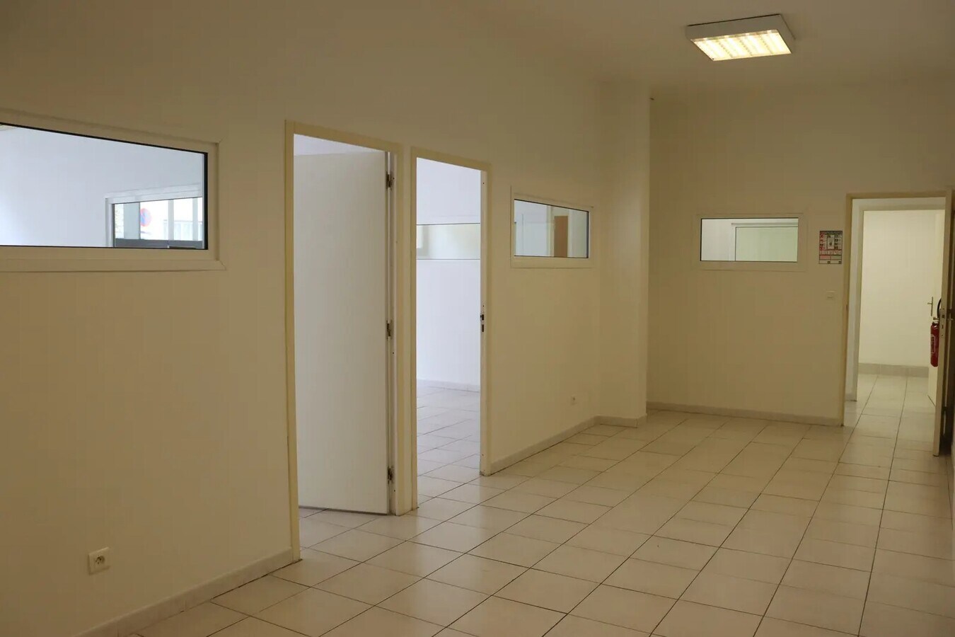 Salon-de-Provence, BDR 13300 - - - Photo intérieure - Image 2 of 4