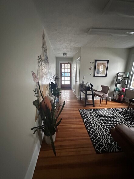 224 Whiting Ln, West Hartford, CT à louer - Photo principale – Image 1 sur 12