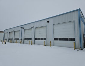 27123-9 Hwy 597, Blackfalds, AB à louer Photo de l’immeuble– Image 2 sur 8