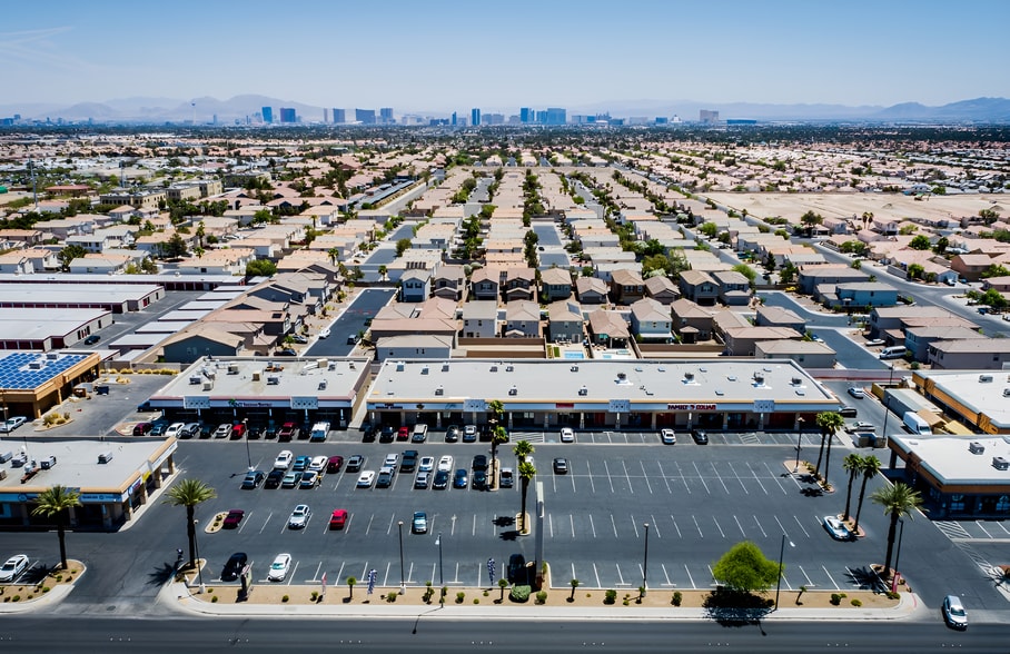 4226 S Durango Dr, Las Vegas, NV à louer - Photo de l’immeuble – Image 3 sur 7