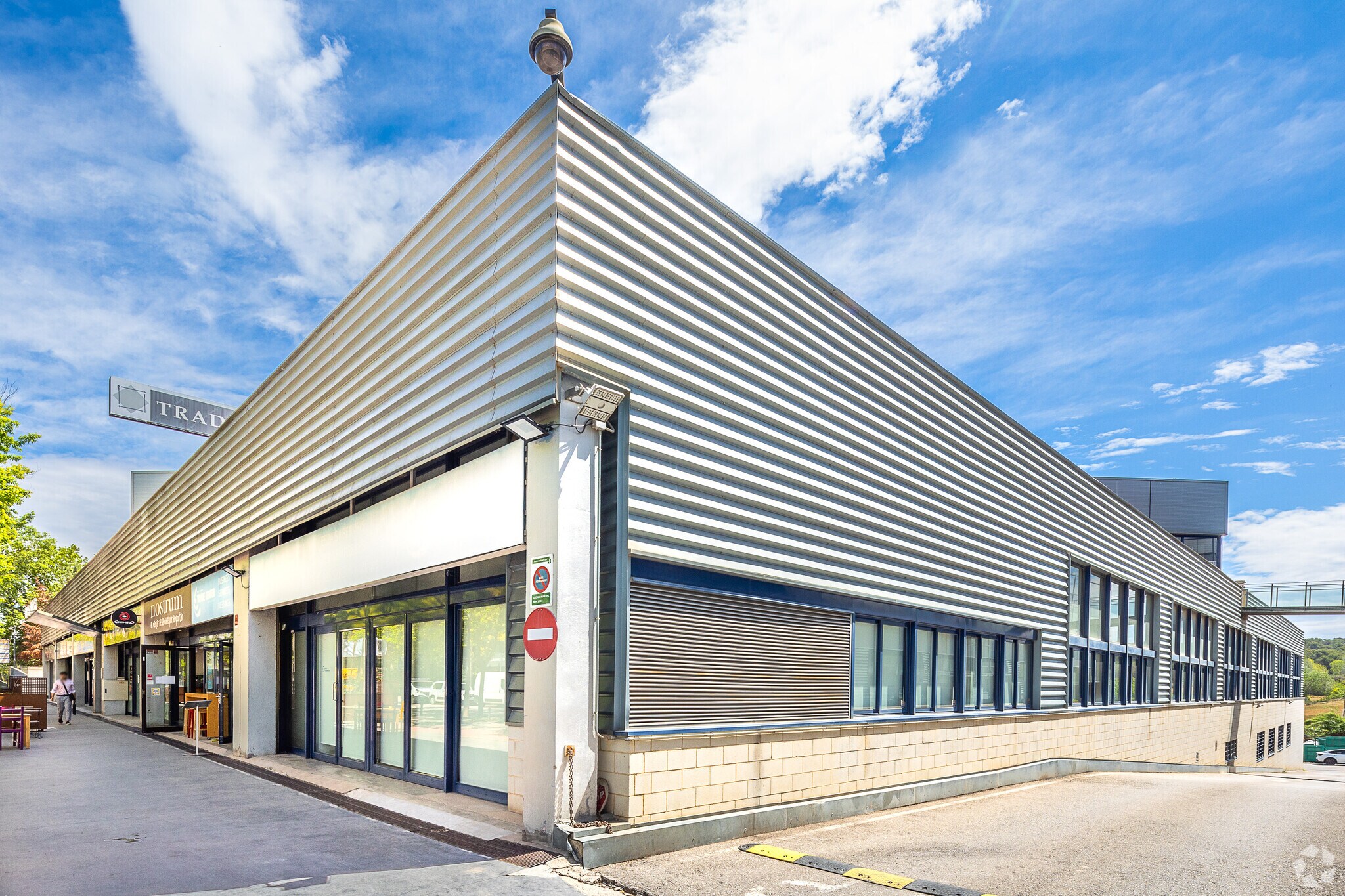 Local commercial dans Sant Cugat del Vallès, Barcelona à vendre Photo de l’immeuble– Image 1 sur 3