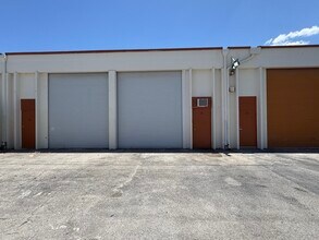 1547 N Florida Mango Rd, West Palm Beach, FL à louer Photo de l’immeuble– Image 1 sur 7
