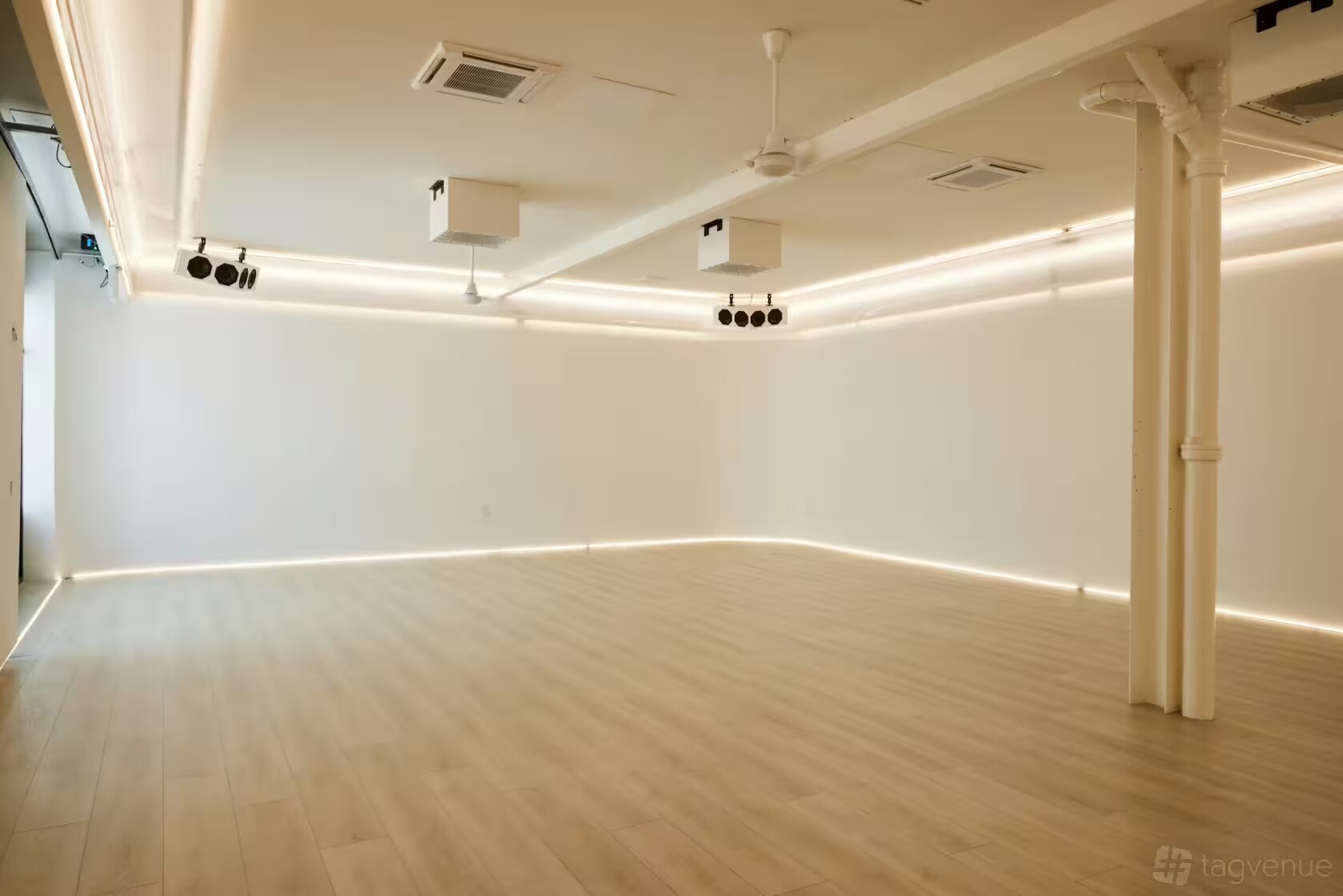 54-62 Meserole Ave, Brooklyn, NY à louer Photo de l’immeuble– Image 1 sur 16