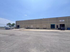 3331-3347 N Panam Expy, San Antonio, TX à louer Photo de l’immeuble– Image 1 sur 4