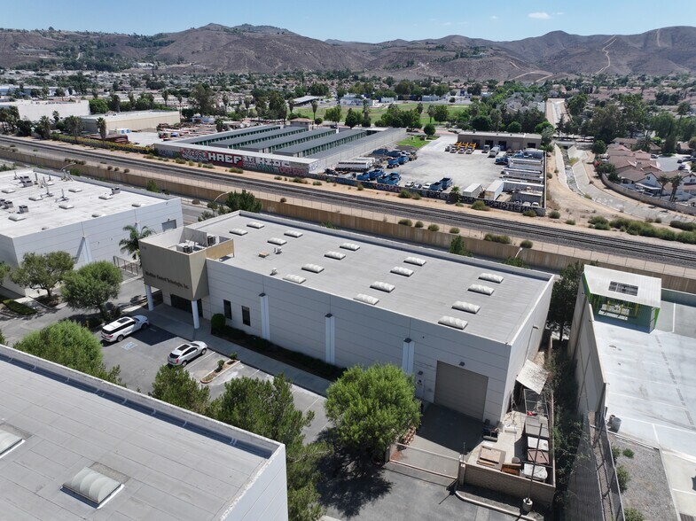 210 Crouse Dr, Corona, CA à vendre - Photo de l’immeuble – Image 2 sur 7