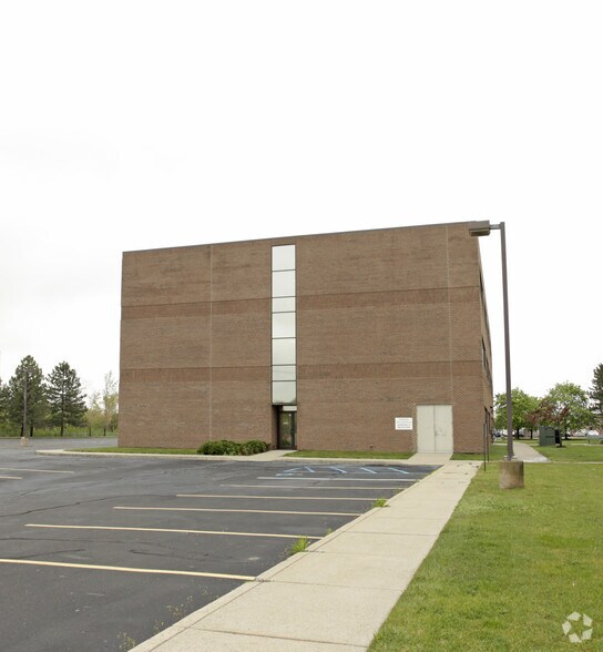 777 Chicago Rd, Troy, MI à vendre - Photo de l’immeuble – Image 2 sur 12