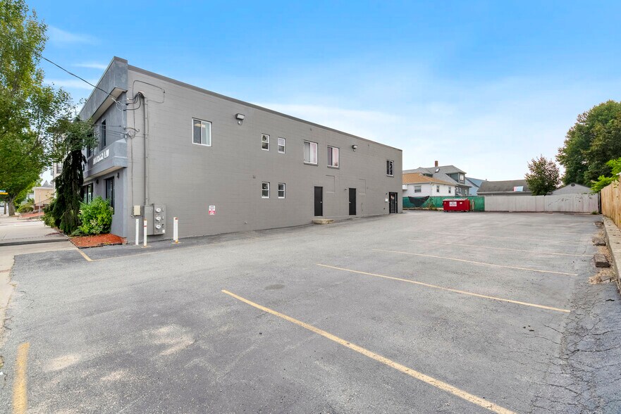 984 Charles St, North Providence, RI à vendre - Photo de l’immeuble – Image 3 sur 43
