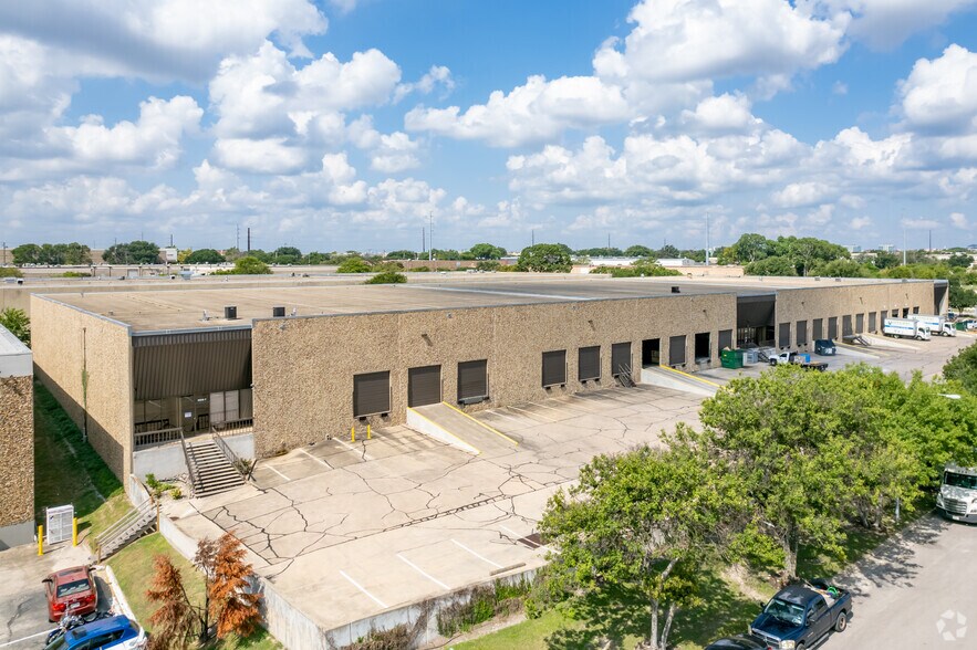 10315 Metropolitan Dr, Austin, TX à louer - Photo de l’immeuble – Image 2 sur 5