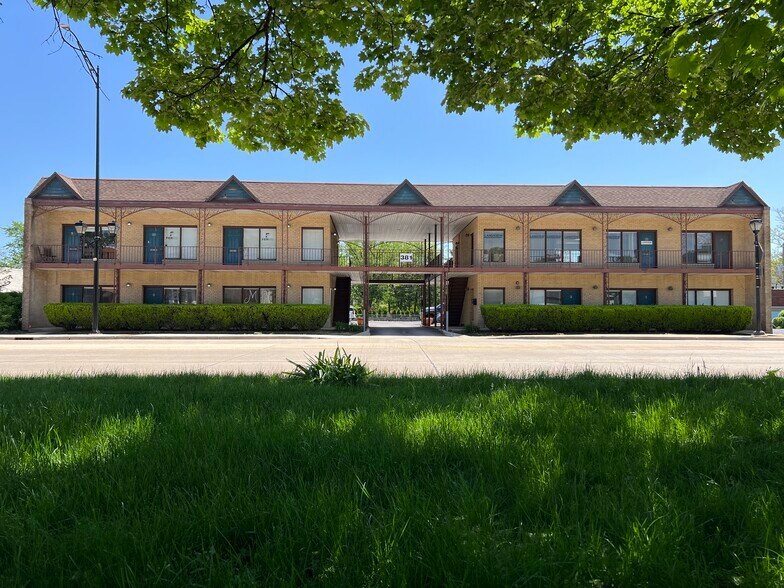 381 N York Rd, Elmhurst, IL à louer - Photo de l’immeuble – Image 1 sur 12