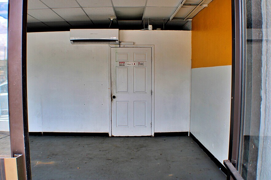 10978 Montwood Dr, El Paso, TX à louer - Photo de l’immeuble – Image 3 sur 11