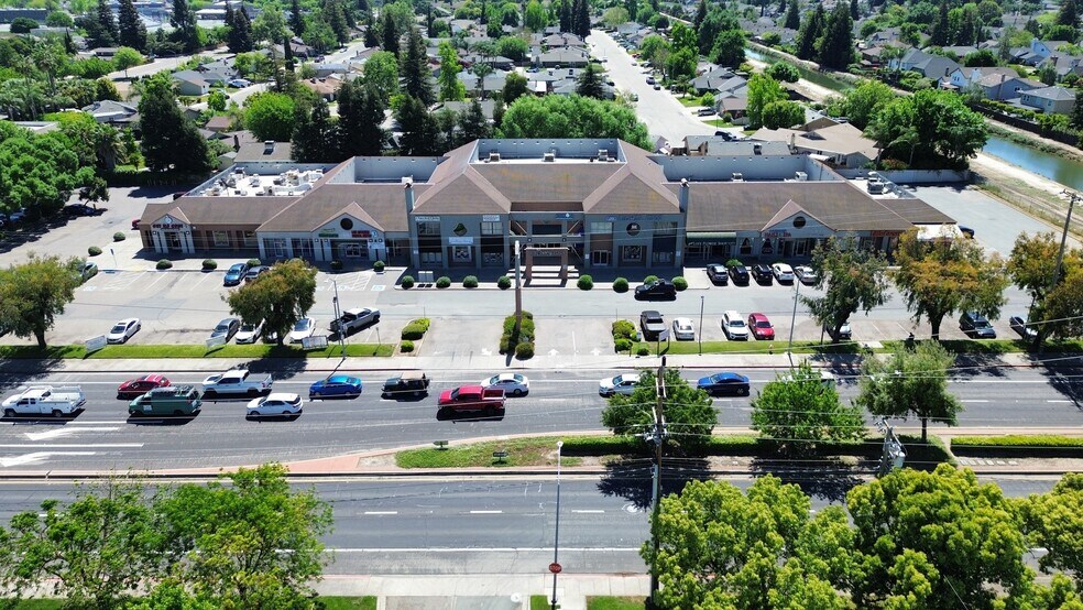 1420 W Kettleman Ln, Lodi, CA à louer - Photo de l’immeuble – Image 2 sur 17