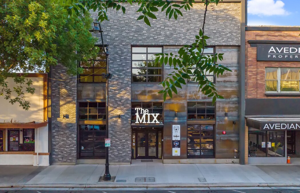 215 W Main St, Visalia, CA à louer Photo de l’immeuble– Image 1 sur 24