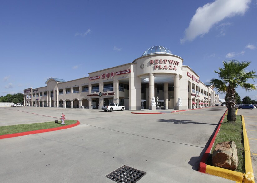 8338 W Sam Houston Pky S, Houston, TX à louer - Photo principale – Image 2 sur 5