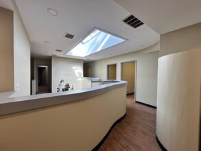 4956 W Irving Park Rd, Chicago, IL à louer Photo intérieure– Image 2 sur 20