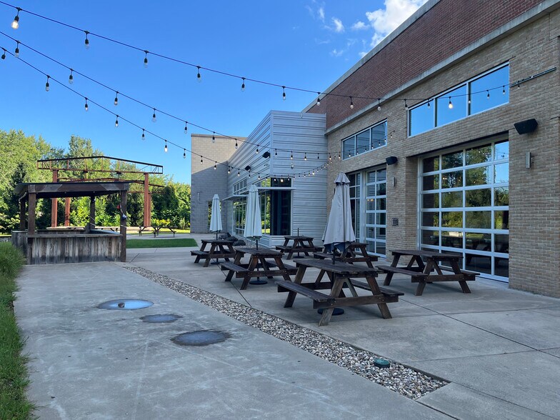 701 W Michigan Ave, Kalamazoo, MI à vendre - Photo de l’immeuble – Image 2 sur 22