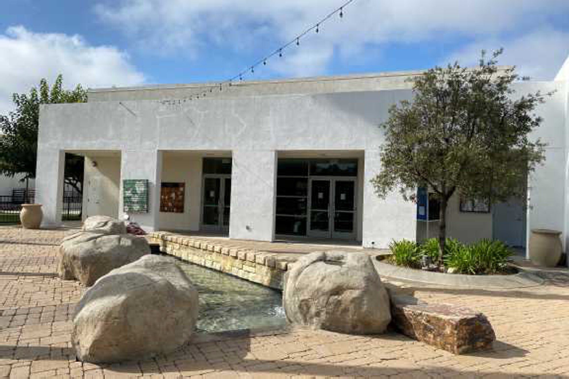 30605 Avenida de las Flores, Rancho Santa Margarita, CA à louer Photo de l’immeuble– Image 1 sur 11