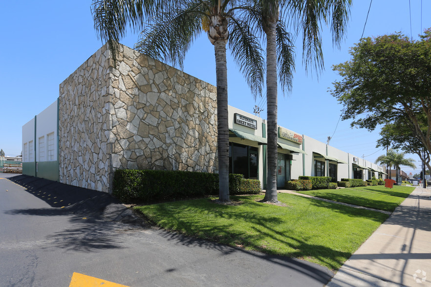 910-942 N Batavia St, Orange, CA à louer - Photo de l’immeuble – Image 1 sur 2