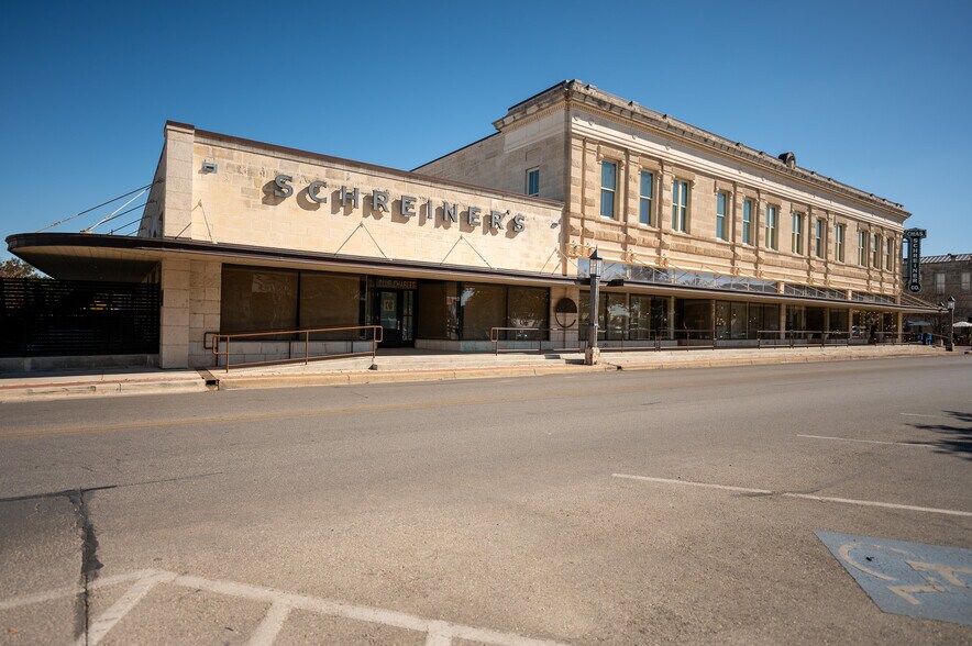 200 Earl Garrett St, Kerrville, TX à vendre - Photo de l’immeuble – Image 2 sur 26