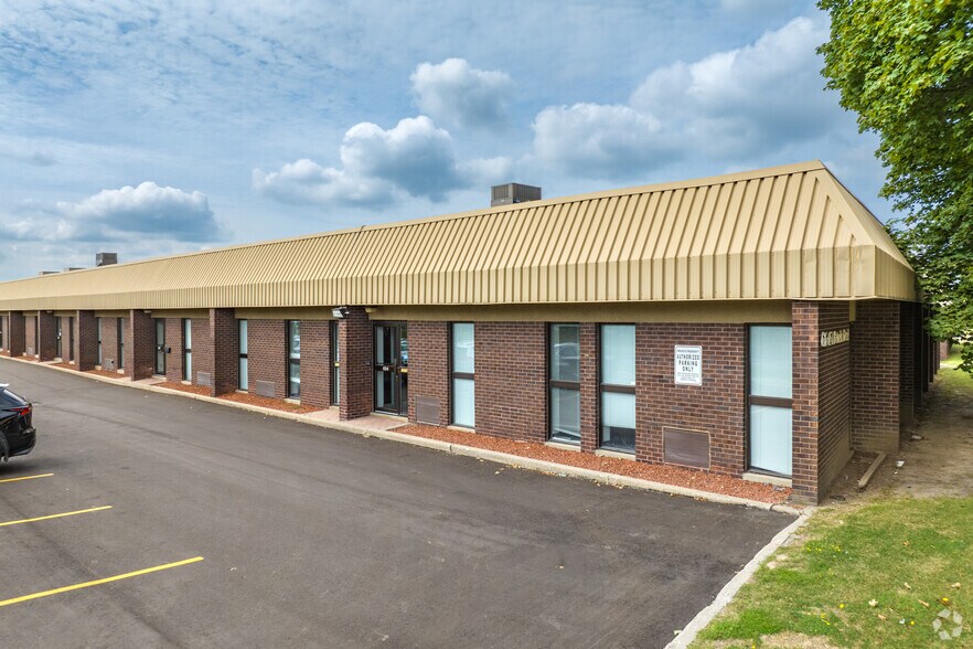 640 Petrolia Rd, Toronto, ON à louer - Photo de l’immeuble – Image 2 sur 5