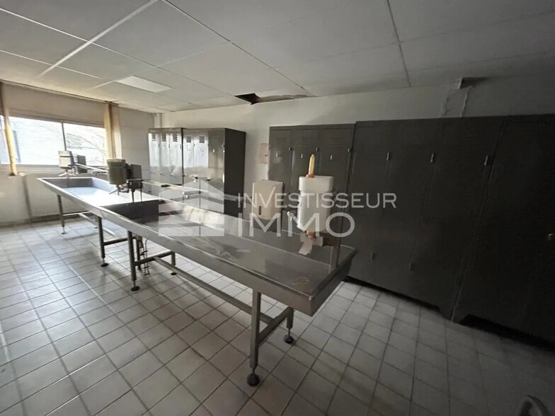 Local d'activités dans Achères à vendre - Photo de l’immeuble – Image 3 sur 12