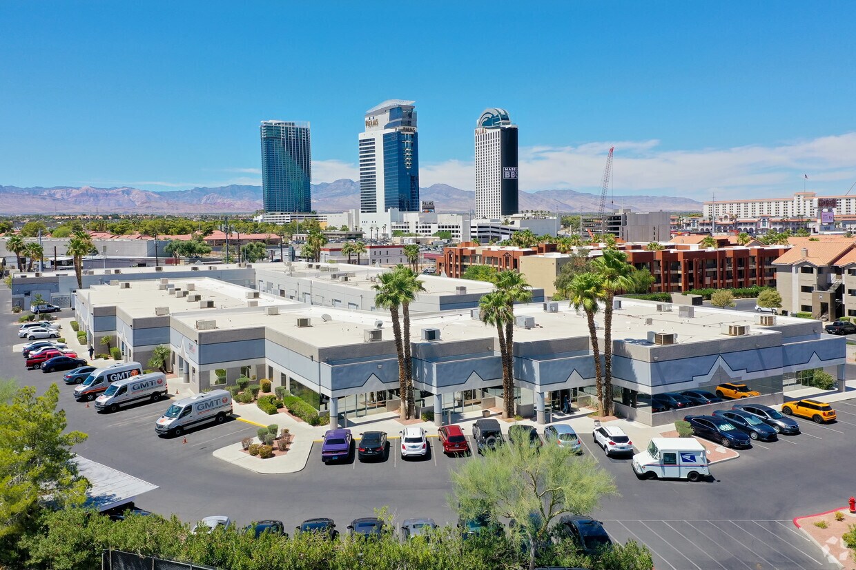 4340 S Valley View Blvd, Las Vegas, NV à louer Photo principale– Image 1 sur 7