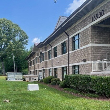 16930 W Catawba Ave, Cornelius, NC à louer - Photo de l’immeuble – Image 2 sur 9