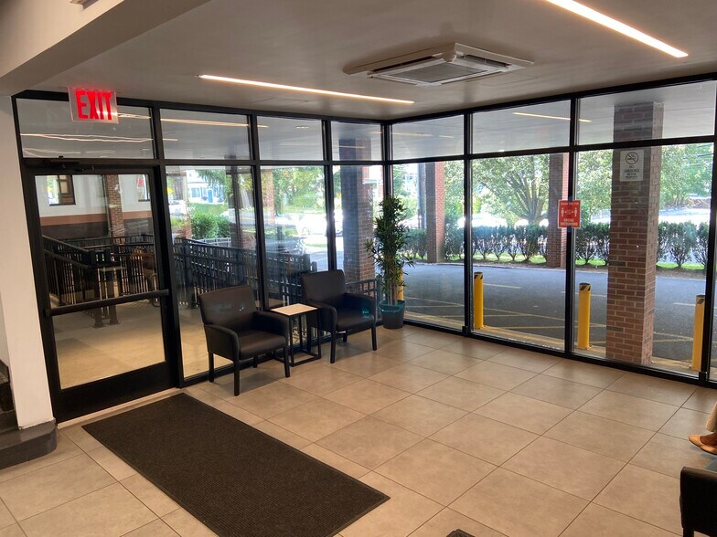 140 Lockwood Ave, New Rochelle, NY à louer - Hall d’entrée – Image 1 sur 13