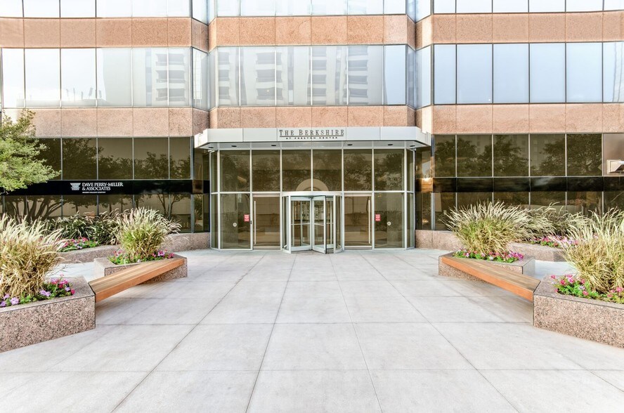 5950 Berkshire Ln, Dallas, TX à louer - Photo de l’immeuble – Image 3 sur 22