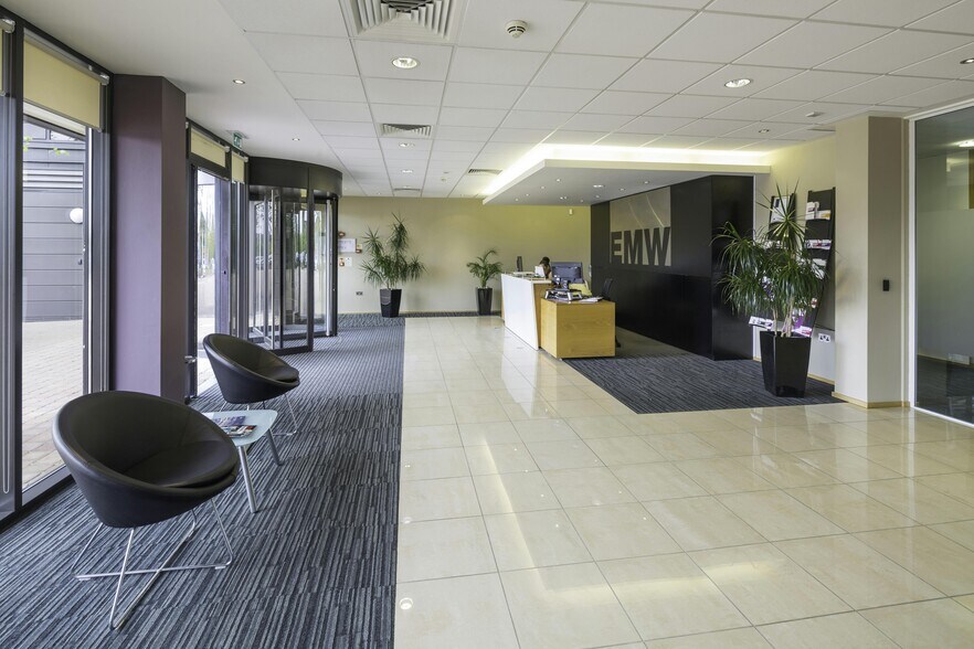 1 Seebeck Pl, Milton Keynes à louer - Photo de l’immeuble – Image 3 sur 6