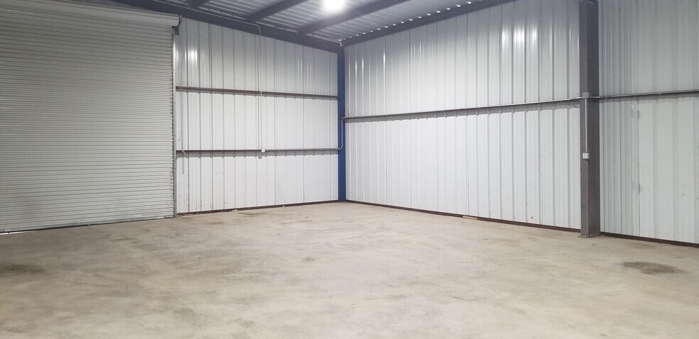 208 Howard Rd, Waxahachie, TX à louer - Photo de l’immeuble – Image 3 sur 5