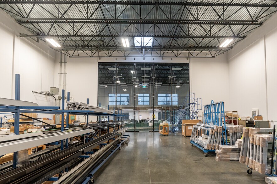 8218 N Fraser Way, Burnaby, BC à vendre - Photo de l’immeuble – Image 3 sur 9