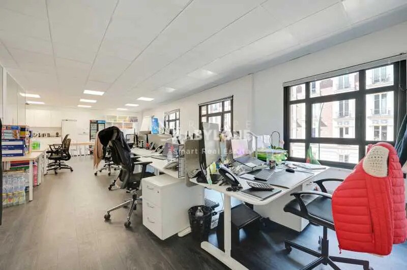 Bureau dans Clichy à louer - Photo de l’immeuble – Image 3 sur 10